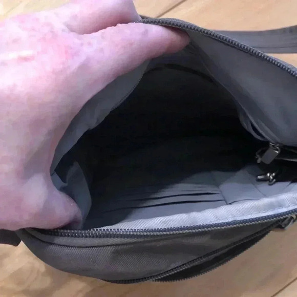 Travelon nylon multi pocketed crossbody bag - Picture 5 of 7